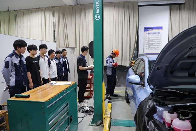 新能源汽車維修賽項(xiàng)選手比賽精彩瞬間